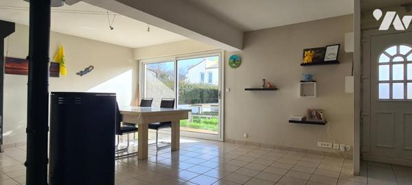 Maison d'habitation d'environ 116,50 m² avec grand séjour, trois chambres, jardin, garage, terrasse