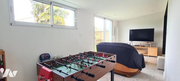 Maison d'habitation d'environ 116,50 m² avec grand séjour, trois chambres, jardin, garage, terrasse