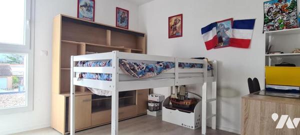 Maison d'habitation d'environ 116,50 m² avec grand séjour, trois chambres, jardin, garage, terrasse