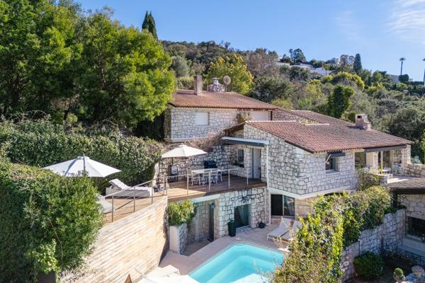 Villa d’exception située dans le prestigieux quartier de la Californie, au sein d’un domaine privé sécurisé et paysager