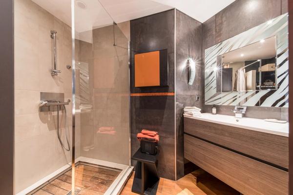 Villa d’exception située dans le prestigieux quartier de la Californie, au sein d’un domaine privé sécurisé et paysager