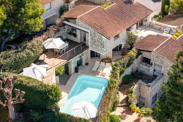 Villa d’exception située dans le prestigieux quartier de la Californie, au sein d’un domaine privé sécurisé et paysager