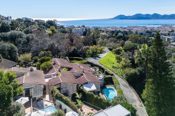 Villa d’exception située dans le prestigieux quartier de la Californie, au sein d’un domaine privé sécurisé et paysager