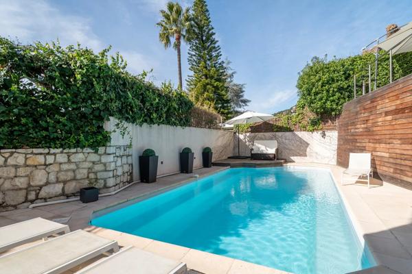 Villa d’exception située dans le prestigieux quartier de la Californie, au sein d’un domaine privé sécurisé et paysager