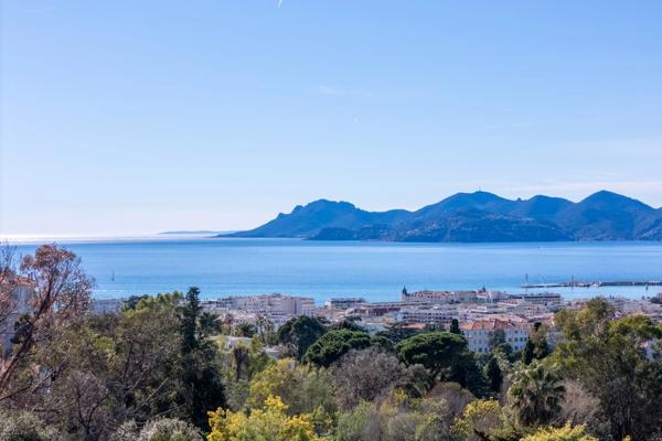 Villa d’exception située dans le prestigieux quartier de la Californie, au sein d’un domaine privé sécurisé et paysager