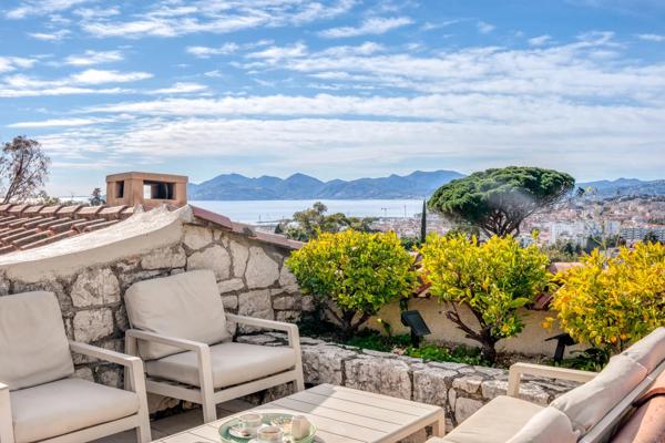 Villa d’exception située dans le prestigieux quartier de la Californie, au sein d’un domaine privé sécurisé et paysager