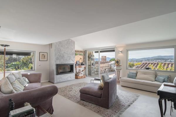 Villa d’exception située dans le prestigieux quartier de la Californie, au sein d’un domaine privé sécurisé et paysager