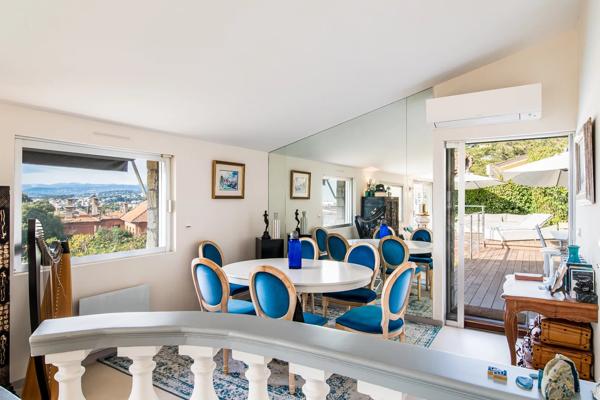 Villa d’exception située dans le prestigieux quartier de la Californie, au sein d’un domaine privé sécurisé et paysager