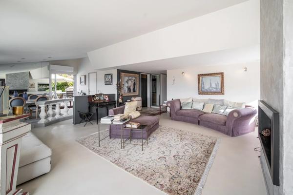 Villa d’exception située dans le prestigieux quartier de la Californie, au sein d’un domaine privé sécurisé et paysager