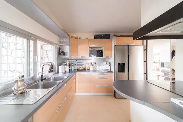 Villa d’exception située dans le prestigieux quartier de la Californie, au sein d’un domaine privé sécurisé et paysager