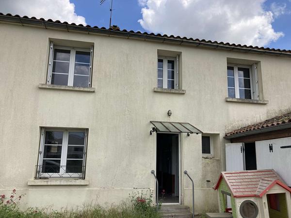 Maison à rénover 130m², dépendances et garage.