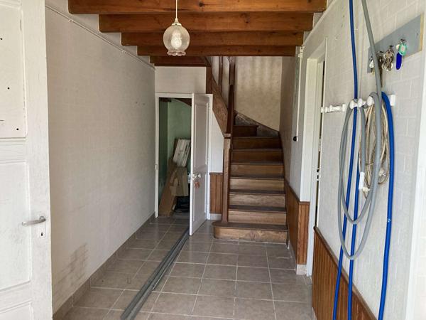 Maison à rénover 130m², dépendances et garage.