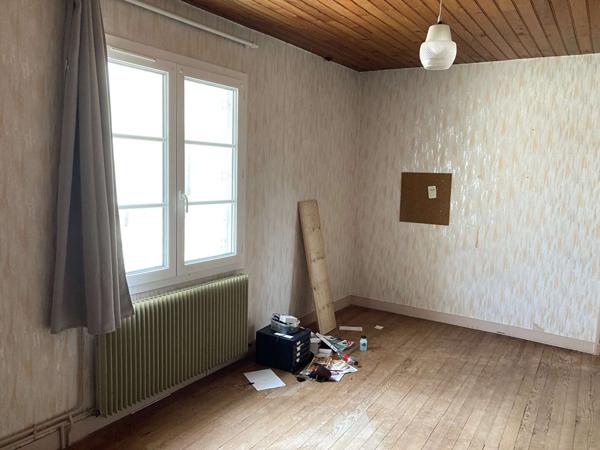 Maison à rénover 130m², dépendances et garage.