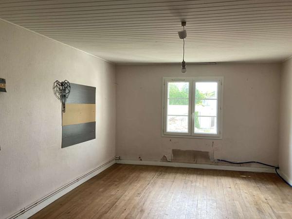 Maison à rénover 130m², dépendances et garage.