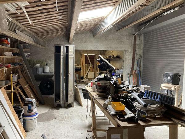 Maison à rénover 130m², dépendances et garage.