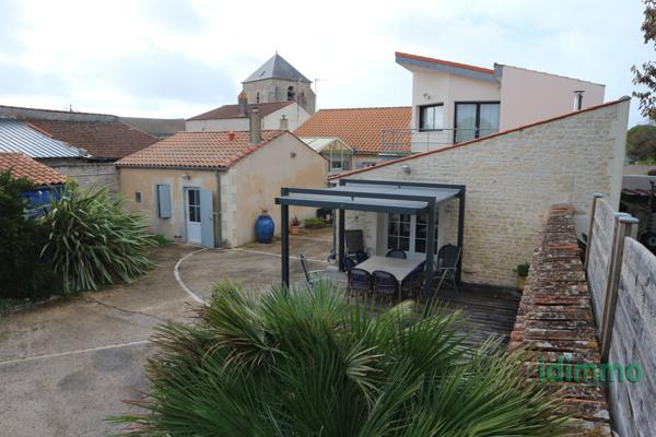 ENSEMBLE IMMOBILIER DE 245 M2 MÊLANT L'ANCIEN ET LE CONTEMPORAIN SUR UN TERRAIN CLOS ET ARBORE DE 860 M2.  Périgny (17180)