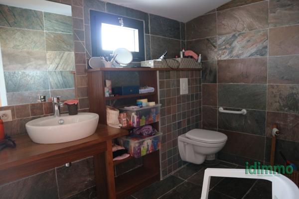 ENSEMBLE IMMOBILIER DE 245 M2 MÊLANT L'ANCIEN ET LE CONTEMPORAIN SUR UN TERRAIN CLOS ET ARBORE DE 860 M2.  Périgny (17180)