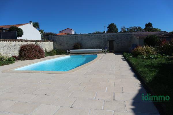ENSEMBLE IMMOBILIER DE 245 M2 MÊLANT L'ANCIEN ET LE CONTEMPORAIN SUR UN TERRAIN CLOS ET ARBORE DE 860 M2.  Périgny (17180)