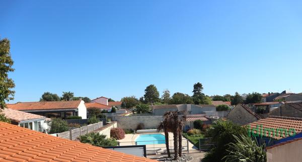 ENSEMBLE IMMOBILIER DE 245 M2 MÊLANT L'ANCIEN ET LE CONTEMPORAIN SUR UN TERRAIN CLOS ET ARBORE DE 860 M2.  Périgny (17180)