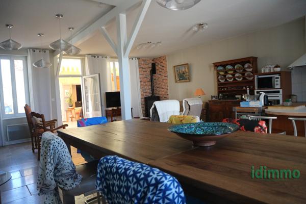 ENSEMBLE IMMOBILIER DE 245 M2 MÊLANT L'ANCIEN ET LE CONTEMPORAIN SUR UN TERRAIN CLOS ET ARBORE DE 860 M2.  Périgny (17180)