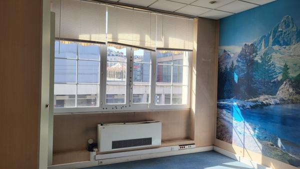 Local Commercial
         6 pièces
        - 148 m² 133 000 € *