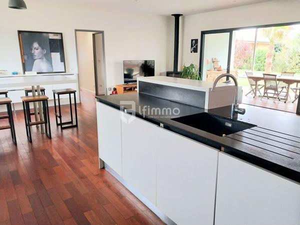 Maison avec garage, terrasse couverte et piscine