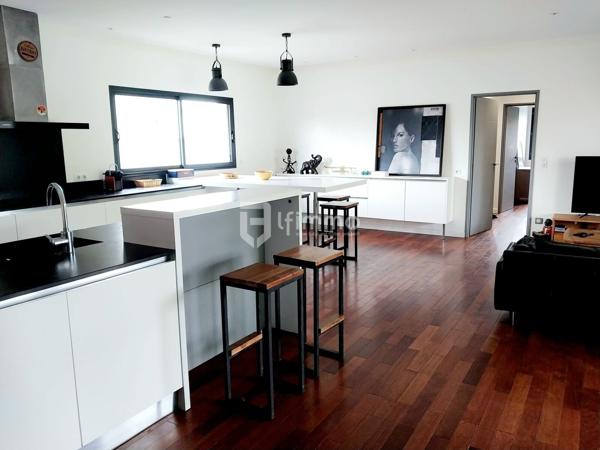 Maison avec garage, terrasse couverte et piscine