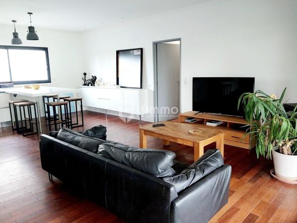 Maison avec garage, terrasse couverte et piscine