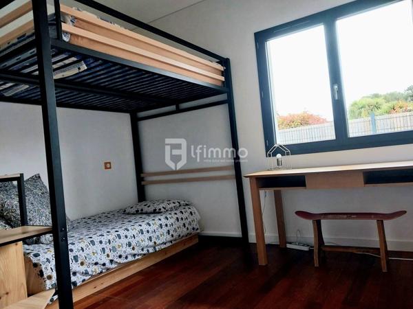 Maison avec garage, terrasse couverte et piscine