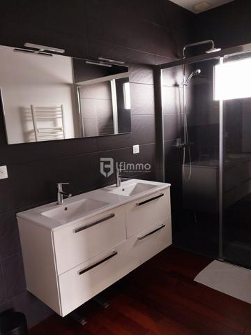 Maison avec garage, terrasse couverte et piscine