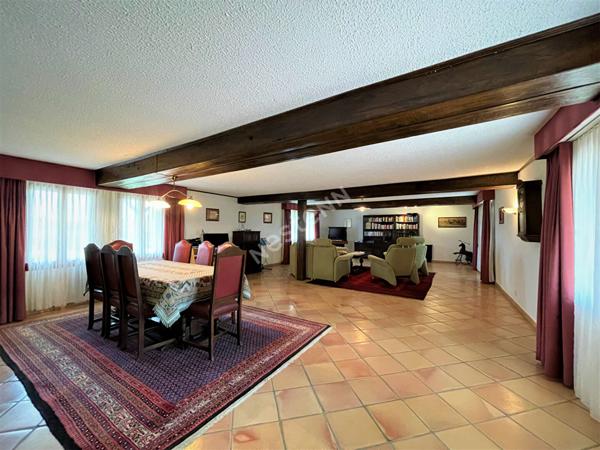 Magnifique propriété au calme avec plus de 45000m2 de terrain!