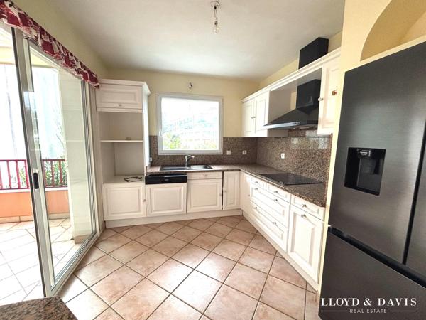 Appartement T3/4 avec balcon, ascenceur, cave et parking