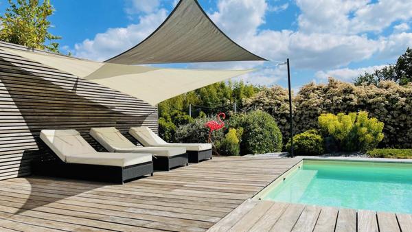 Couëron (44220) A COUERON GRANDE MAISON A VENDRE AVEC GRAND STOCKAGE (idéal artisans, familles, professions libérales) CENTRE