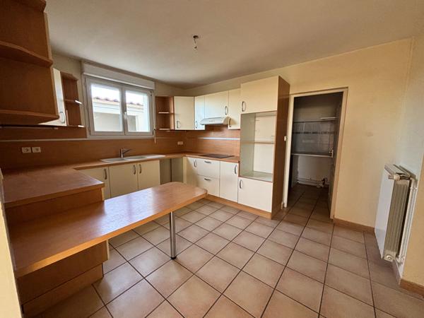 GRANDE MAISON AU CALME AVEC ESPACES DE VIE AU RDC  - COMMERCES A PIED - DPE C