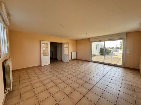 GRANDE MAISON AU CALME AVEC ESPACES DE VIE AU RDC  - COMMERCES A PIED - DPE C