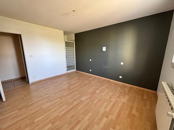 GRANDE MAISON AU CALME AVEC ESPACES DE VIE AU RDC  - COMMERCES A PIED - DPE C