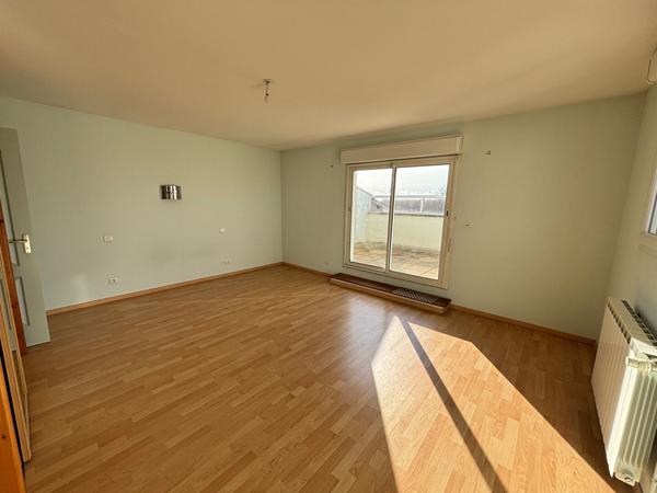 GRANDE MAISON AU CALME AVEC ESPACES DE VIE AU RDC  - COMMERCES A PIED - DPE C