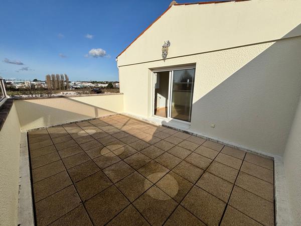 GRANDE MAISON AU CALME AVEC ESPACES DE VIE AU RDC  - COMMERCES A PIED - DPE C