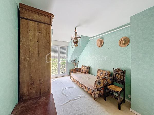 Au cœur d’un secteur recherché de Rennes, découvrez cette belle maison familiale indépendante de 144 m², idéalement située au calme d’une rue privative, à deux pas de la coulée verte, dans un environnement arboré et privilégié.

Cette maison offre un cadre de vie idéal pour une famille en quête d’espace, de confort et de proximité avec toutes les commodités.

Au rez-de-chaussée, vous profiterez d’un vaste séjour traversant et lumineux de plus de 55 m², idéal pour les moments de convivialité en famille ou entre amis. La cuisine indépendante de 11 m² complète cet espace de vie fonctionnel. Un WC ainsi qu’un double garage de plus de 30 m² viennent parfaire ce niveau, offrant un espace appréciable pour le stationnement, le rangement ou le stockage.

À l’étage, la maison propose cinq chambres spacieuses, parfaitement adaptées à la vie de famille, ainsi que deux salles de bains, un second WC et de nombreux rangements.

Édifiée sur un terrain arboré de plus de 550 m², la propriété bénéficie d’un environnement paisible, sans vis-à-vis, idéal pour profiter pleinement des extérieurs en toute intimité.

Le secteur Patton / Bellangerais séduit par sa qualité de vie, sa tranquillité, sa proximité immédiate avec la nature, notamment grâce à la coulée verte, ainsi que par son accès rapide aux commerces, écoles, transports et au centre-ville de Rennes. Le métro, les lignes de bus, les commerces et les services sont accessibles à pied, un véritable atout au quotidien.

Une maison rare sur le secteur, alliant volumes généreux, environnement privilégié et emplacement recherché. À découvrir sans tarder.