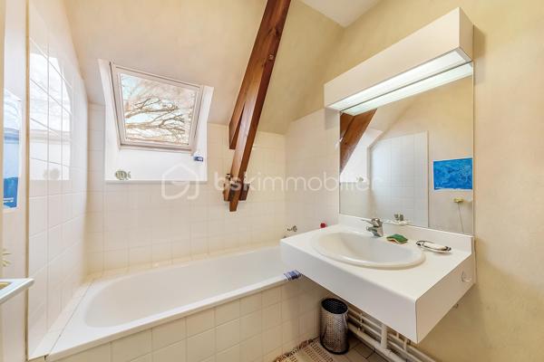 Au cœur d’un secteur recherché de Rennes, découvrez cette belle maison familiale indépendante de 144 m², idéalement située au calme d’une rue privative, à deux pas de la coulée verte, dans un environnement arboré et privilégié.

Cette maison offre un cadre de vie idéal pour une famille en quête d’espace, de confort et de proximité avec toutes les commodités.

Au rez-de-chaussée, vous profiterez d’un vaste séjour traversant et lumineux de plus de 55 m², idéal pour les moments de convivialité en famille ou entre amis. La cuisine indépendante de 11 m² complète cet espace de vie fonctionnel. Un WC ainsi qu’un double garage de plus de 30 m² viennent parfaire ce niveau, offrant un espace appréciable pour le stationnement, le rangement ou le stockage.

À l’étage, la maison propose cinq chambres spacieuses, parfaitement adaptées à la vie de famille, ainsi que deux salles de bains, un second WC et de nombreux rangements.

Édifiée sur un terrain arboré de plus de 550 m², la propriété bénéficie d’un environnement paisible, sans vis-à-vis, idéal pour profiter pleinement des extérieurs en toute intimité.

Le secteur Patton / Bellangerais séduit par sa qualité de vie, sa tranquillité, sa proximité immédiate avec la nature, notamment grâce à la coulée verte, ainsi que par son accès rapide aux commerces, écoles, transports et au centre-ville de Rennes. Le métro, les lignes de bus, les commerces et les services sont accessibles à pied, un véritable atout au quotidien.

Une maison rare sur le secteur, alliant volumes généreux, environnement privilégié et emplacement recherché. À découvrir sans tarder.