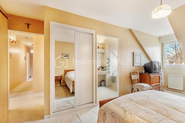 Au cœur d’un secteur recherché de Rennes, découvrez cette belle maison familiale indépendante de 144 m², idéalement située au calme d’une rue privative, à deux pas de la coulée verte, dans un environnement arboré et privilégié.

Cette maison offre un cadre de vie idéal pour une famille en quête d’espace, de confort et de proximité avec toutes les commodités.

Au rez-de-chaussée, vous profiterez d’un vaste séjour traversant et lumineux de plus de 55 m², idéal pour les moments de convivialité en famille ou entre amis. La cuisine indépendante de 11 m² complète cet espace de vie fonctionnel. Un WC ainsi qu’un double garage de plus de 30 m² viennent parfaire ce niveau, offrant un espace appréciable pour le stationnement, le rangement ou le stockage.

À l’étage, la maison propose cinq chambres spacieuses, parfaitement adaptées à la vie de famille, ainsi que deux salles de bains, un second WC et de nombreux rangements.

Édifiée sur un terrain arboré de plus de 550 m², la propriété bénéficie d’un environnement paisible, sans vis-à-vis, idéal pour profiter pleinement des extérieurs en toute intimité.

Le secteur Patton / Bellangerais séduit par sa qualité de vie, sa tranquillité, sa proximité immédiate avec la nature, notamment grâce à la coulée verte, ainsi que par son accès rapide aux commerces, écoles, transports et au centre-ville de Rennes. Le métro, les lignes de bus, les commerces et les services sont accessibles à pied, un véritable atout au quotidien.

Une maison rare sur le secteur, alliant volumes généreux, environnement privilégié et emplacement recherché. À découvrir sans tarder.
