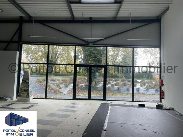 CELLULE DE 350M2 AVEC VISIBILITE SUR AXE PASSANT MAJEUR