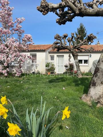 En exclusivité quartier ste pezenne pavillon de plain-pied de 120 m² environ avec jardin et garage.