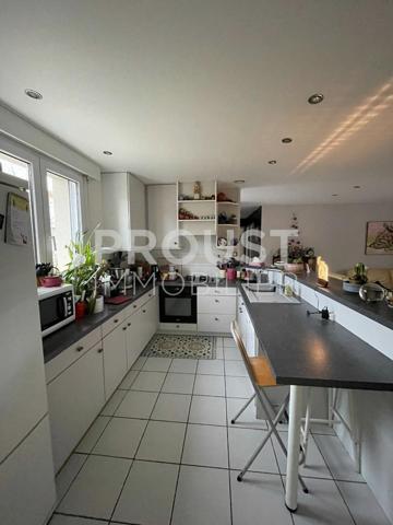 En exclusivité quartier ste pezenne pavillon de plain-pied de 120 m² environ avec jardin et garage.