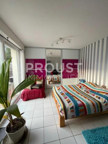 En exclusivité quartier ste pezenne pavillon de plain-pied de 120 m² environ avec jardin et garage.