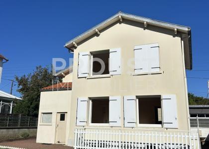 En exclusivité quartier ste pezenne pavillon de plain-pied de 120 m² environ avec jardin et garage.