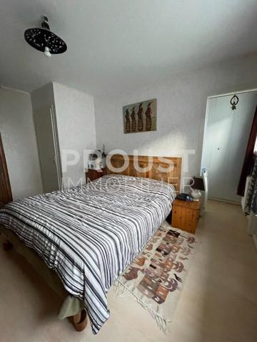 En exclusivité quartier ste pezenne pavillon de plain-pied de 120 m² environ avec jardin et garage.