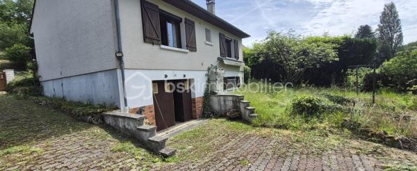 Vous recherchez une maison à personnaliser selon vos envies ? Cette maison d'environ 80m² est une belle opportunité! à Domptin 15 min de Saacy sur Marne 
ses Atouts :
-Une agréable véranda 
-Une chambre actuellement, avec possibilité d'en créer une deuxième 
-Sous-sol total offrant de nombreuses possibilités de rangement ou d'aménagement.
-Terrain de 1713m²
-Double vitrage
-Cheminée pour une ambiance chaleureuse 
-Des travaux à prévoir, mais un beau potentiel d'évolution.

Une maison idéale pour un premier achat, un projet de rénovation ou pour profiter d'un grand jardin à la campagne avec son ru en bout de terrain.