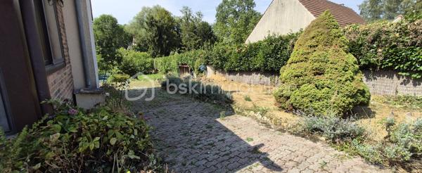 Vous recherchez une maison à personnaliser selon vos envies ? Cette maison d'environ 80m² est une belle opportunité! à Domptin 15 min de Saacy sur Marne 
ses Atouts :
-Une agréable véranda 
-Une chambre actuellement, avec possibilité d'en créer une deuxième 
-Sous-sol total offrant de nombreuses possibilités de rangement ou d'aménagement.
-Terrain de 1713m²
-Double vitrage
-Cheminée pour une ambiance chaleureuse 
-Des travaux à prévoir, mais un beau potentiel d'évolution.

Une maison idéale pour un premier achat, un projet de rénovation ou pour profiter d'un grand jardin à la campagne avec son ru en bout de terrain.