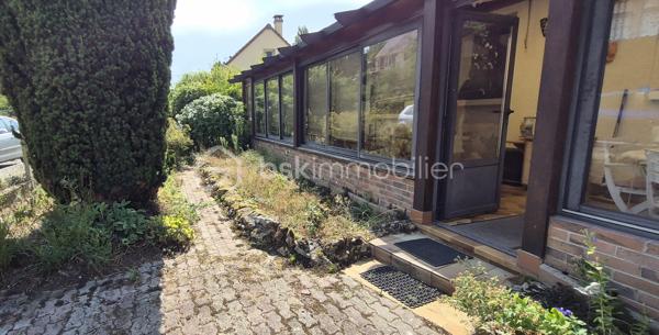 Vous recherchez une maison à personnaliser selon vos envies ? Cette maison d'environ 80m² est une belle opportunité! à Domptin 15 min de Saacy sur Marne 
ses Atouts :
-Une agréable véranda 
-Une chambre actuellement, avec possibilité d'en créer une deuxième 
-Sous-sol total offrant de nombreuses possibilités de rangement ou d'aménagement.
-Terrain de 1713m²
-Double vitrage
-Cheminée pour une ambiance chaleureuse 
-Des travaux à prévoir, mais un beau potentiel d'évolution.

Une maison idéale pour un premier achat, un projet de rénovation ou pour profiter d'un grand jardin à la campagne avec son ru en bout de terrain.
